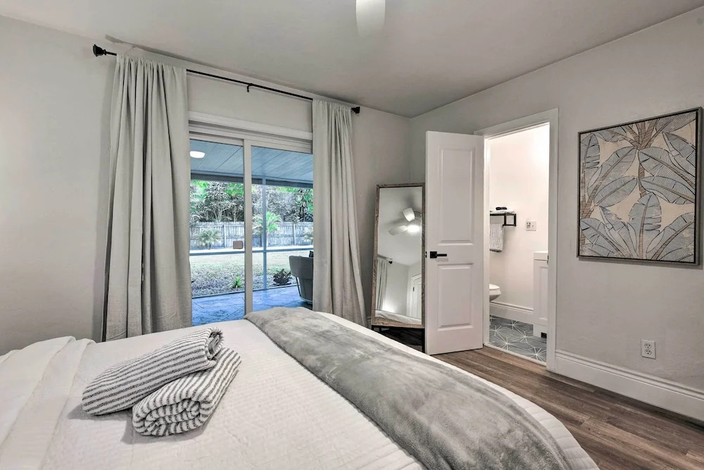 Walk to Restaurants: Sarasota Home w/ Lanai!