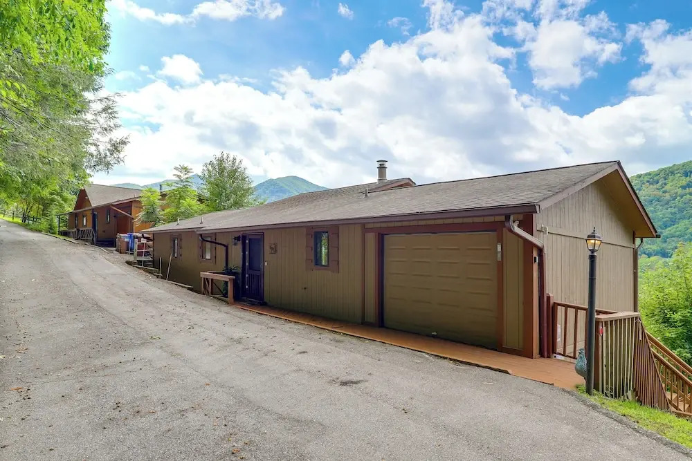 Maggie Valley Mountain Escape w/ Fireplace & Deck!