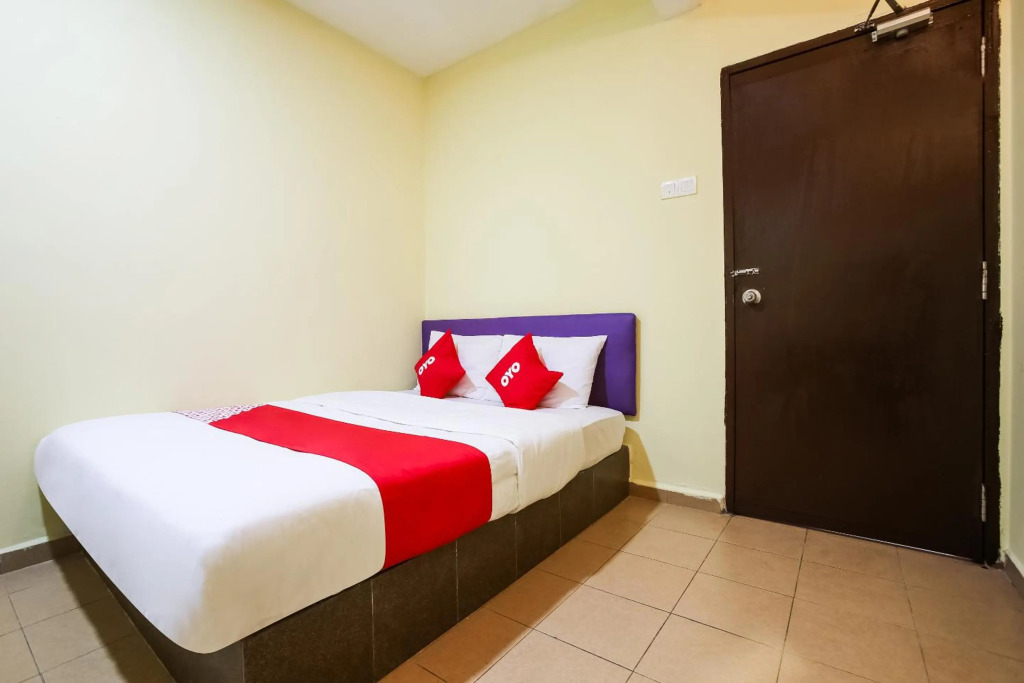 OYO 89585 Hotel Happy Inn