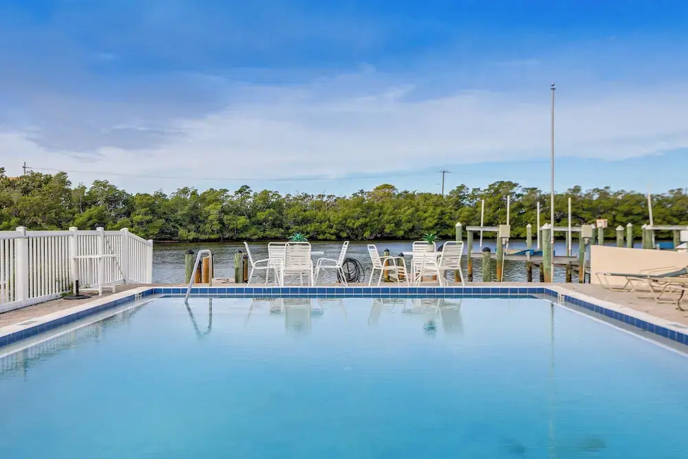 Siesta Keys Home w/ Deck Half Mile to Turtle Beach