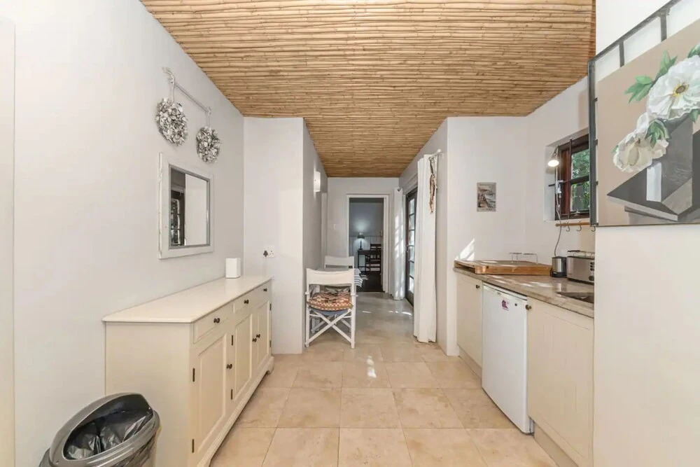 Tropical 1BD Hideaway Near Queens Beach, Fresnaye!