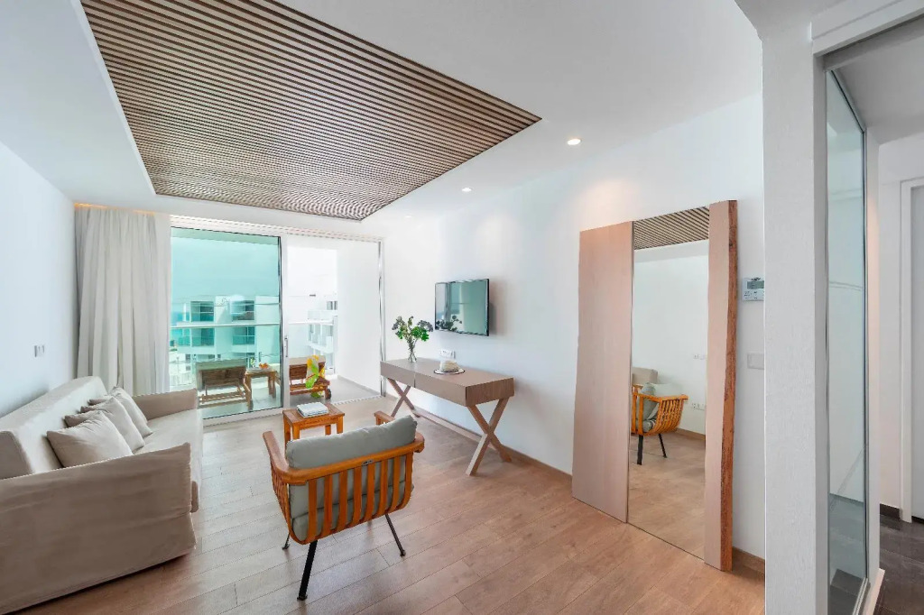 Limanaki Beach Hotel & Suites