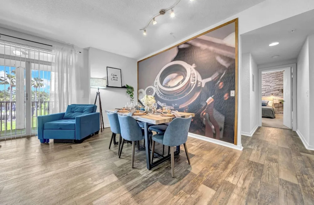Vibrant 2BR 2BA w King Bed Pool Gym 11