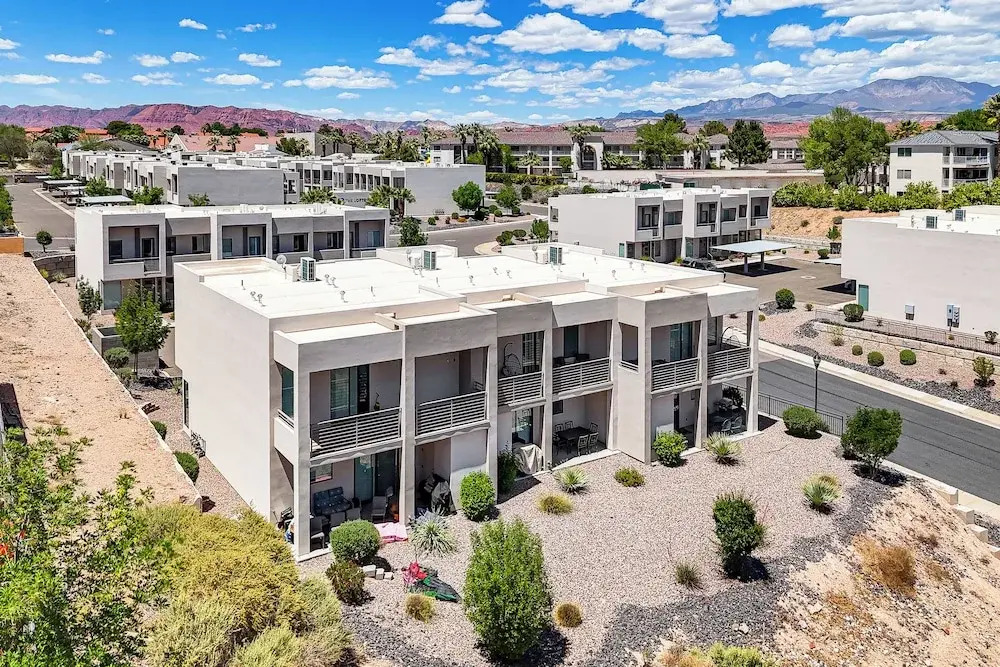 7 Mi to Snow Canyon: Townhome w/ Arcade Games!