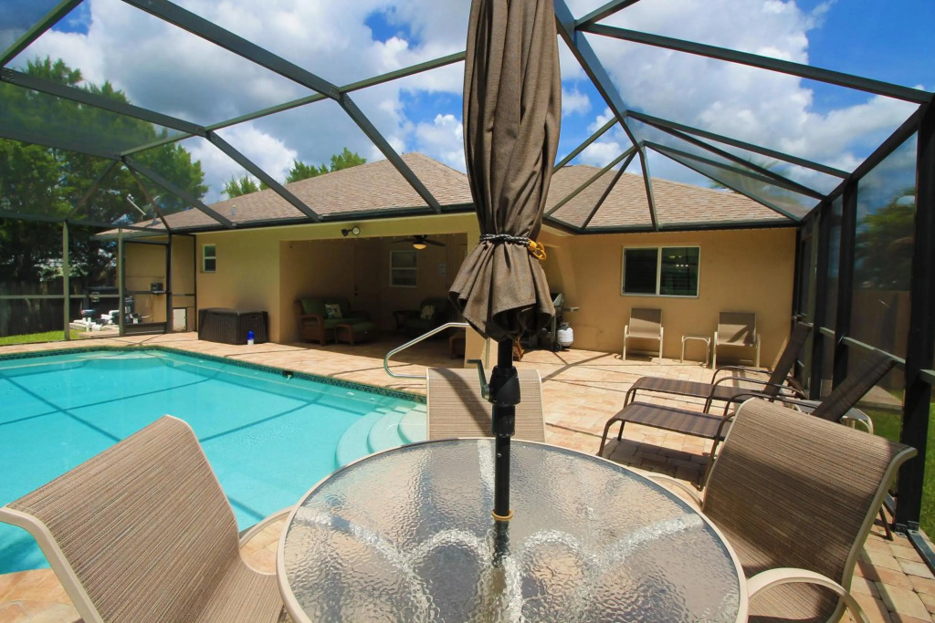 Heated saltwater pool, newly furnished, close to shopping and more - Villa Tropical Paradise
