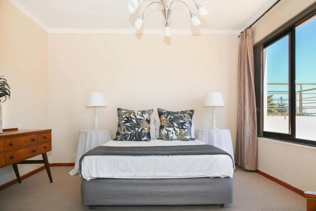 5 bedroom Traditional Fishermans old Gem w panoramic views, Bloubergstrand, Cape Town