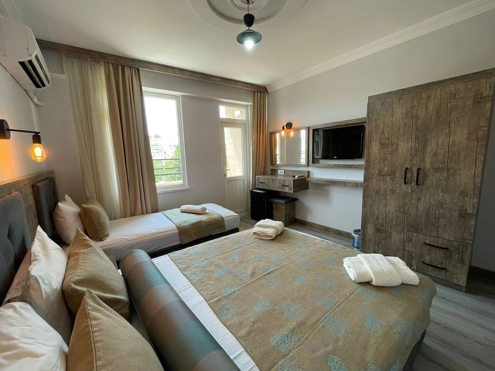 Seven City Hotel