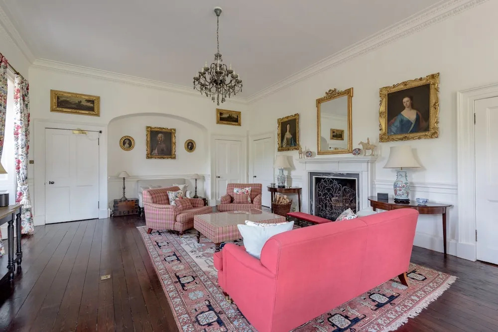 JOIVY Gilmerton House - Historic Scottish Mansion