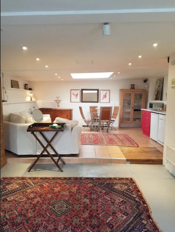 Spacious Studio Apartment in Brighton