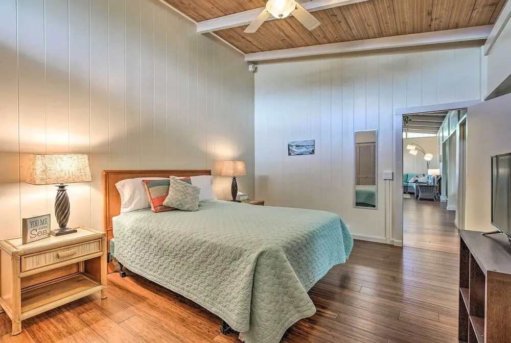 Oceanfront Kona Home w/ Beach Access & Views