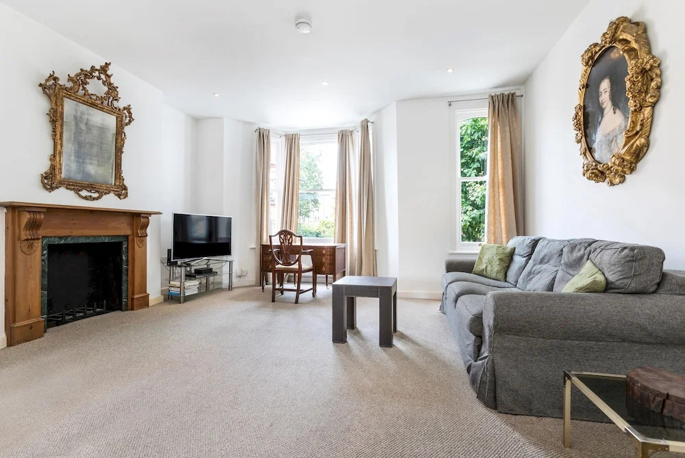 Traditional Chelsea Maisonette With 2 Bedrooms and Wonderful Views of the River