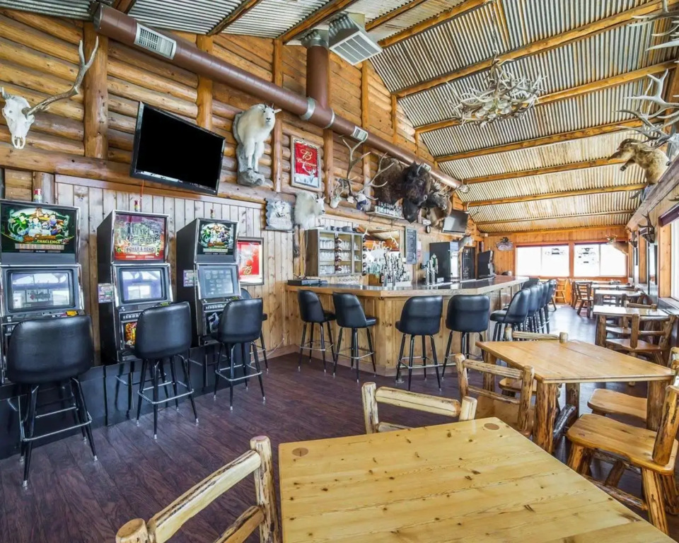 Antler Lodge - Gardiner MT