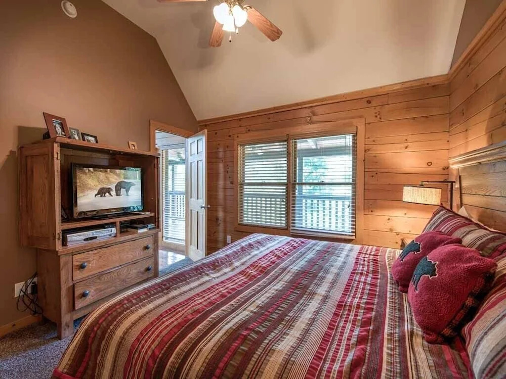 Big Sky Cabin - Two Bedroom Cabin