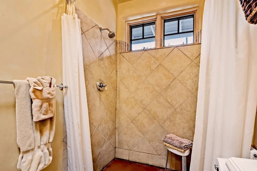 Antonia - Stylish Retreat, Blocks From Galleries and Restaurants of Canyon Rd. and The Plaza