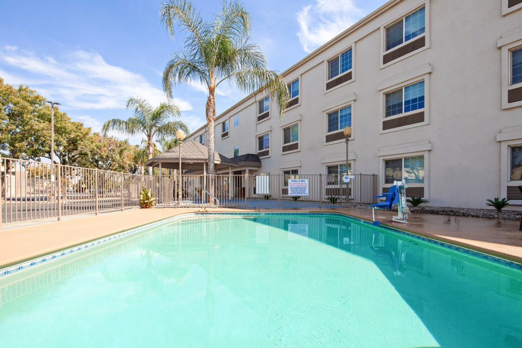 Holiday Inn Express & Suites - Tulare by IHG