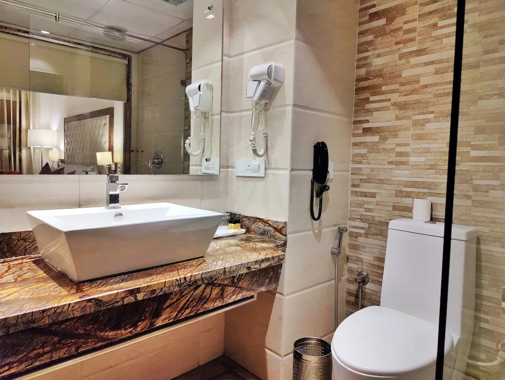 Royale Retreat Hotel & Spa Near Mall Road
