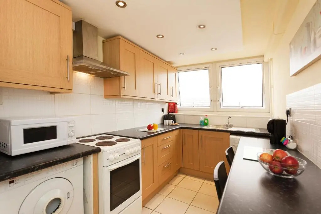Victoria Centre 2 Bedroom Apartments with 4 Beds in Victoria Centre Shopping Centre - Nottingham City Centre - 24 hour access - Most Central Location - Full Kitchen - Opposite Hilton - Parking for Cars or Vans from Five pounds a day - Sunday 1pm Check-out