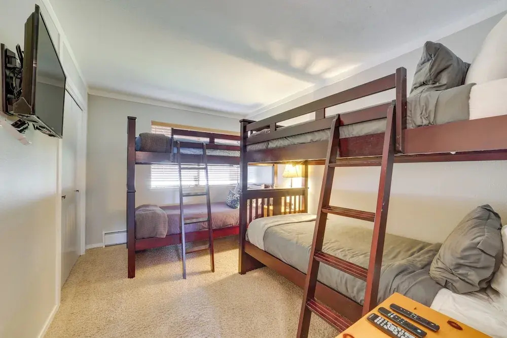 Walk to Ski Lift: Mtn-view Condo in Mammoth Lakes