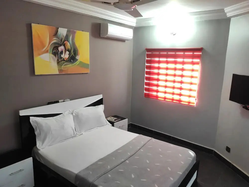 Royal Blue Guest House & Bar