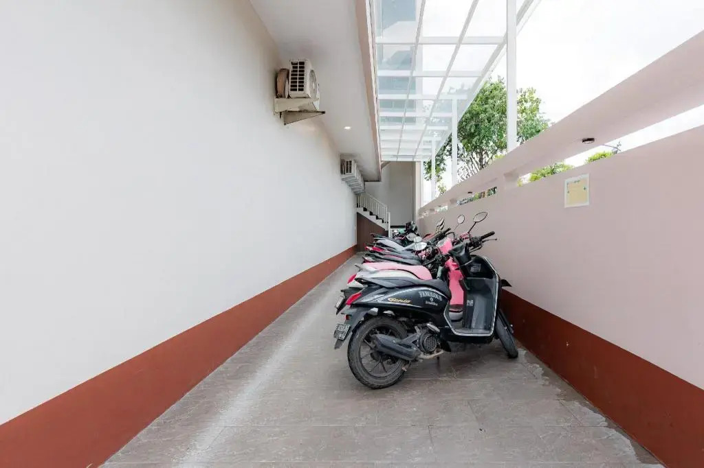 RedDoorz near Taman Palem