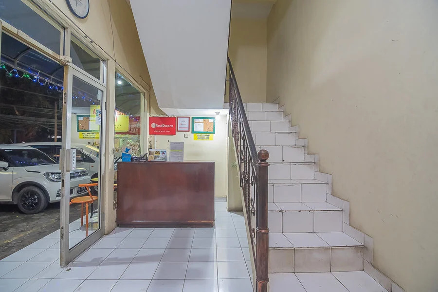 Reddoorz Near Setrasari Mall