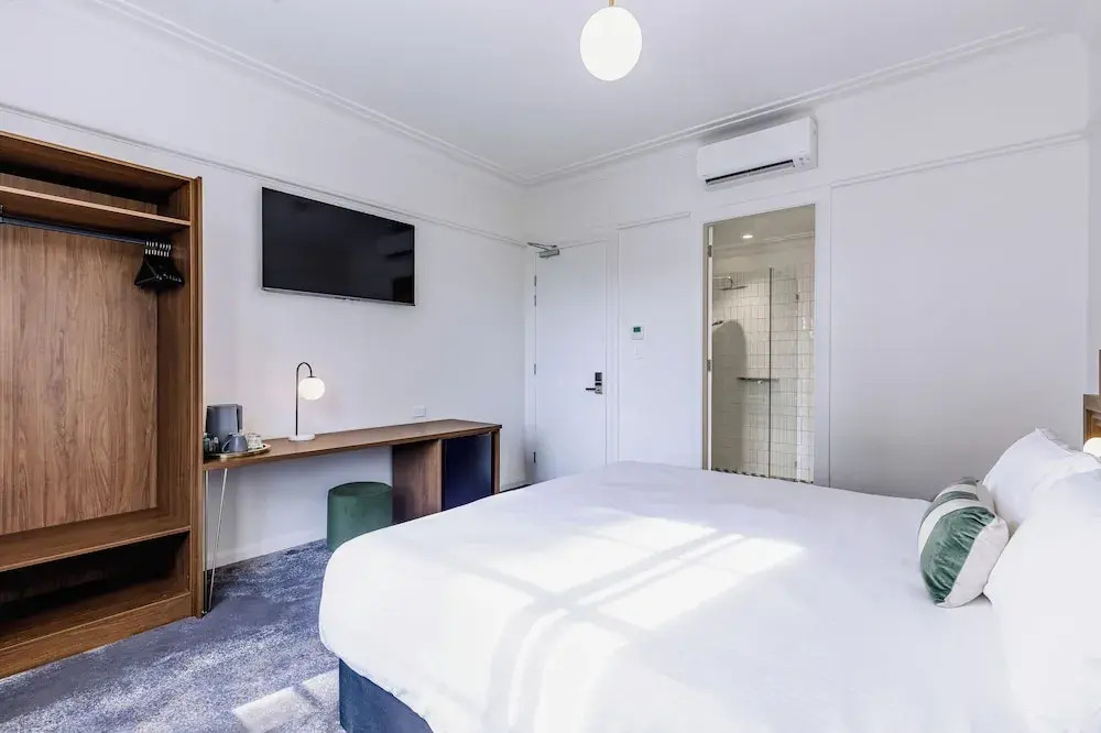 The Lakes Hotel, Rosebery
