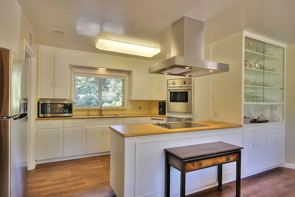3BR 2BA Classic Montecito House Minutes to Butterfly Beach by RedAwnin
