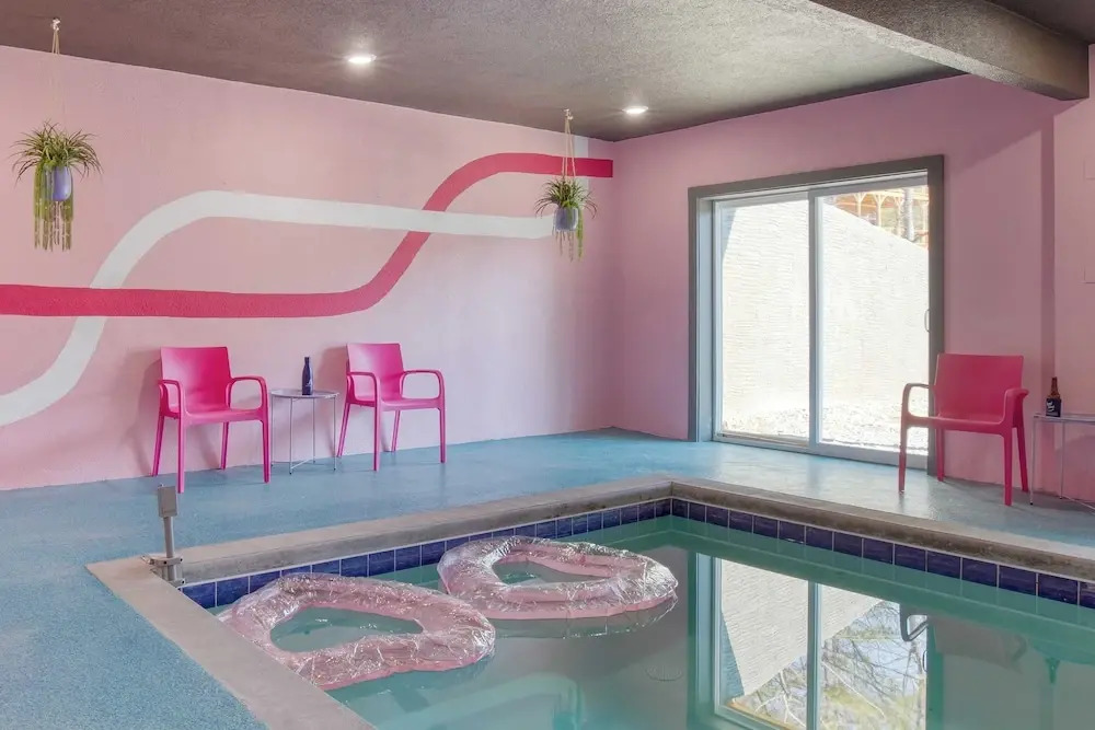 Pink Pines by Avantstay Luxury Aesthetic Dream Home, Indoor Pool, Hot Tub