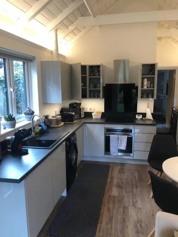 Unique One Bed Contemporary Bungalow Town Centre