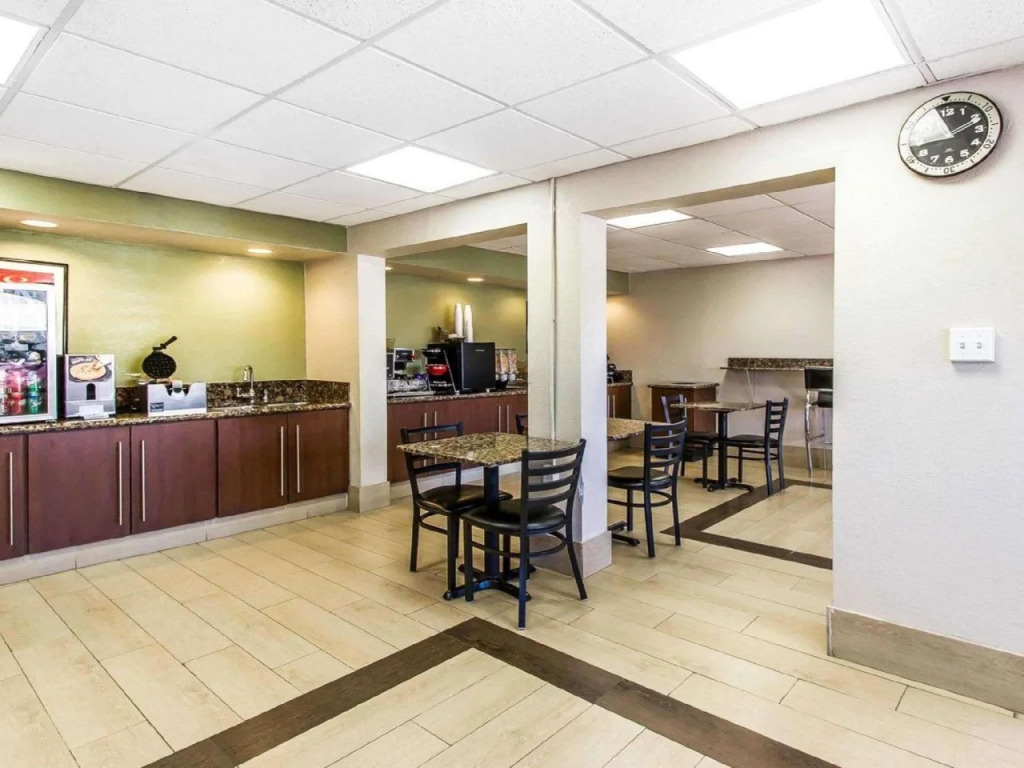 Econo Lodge Inn & Suites Near Bricktown