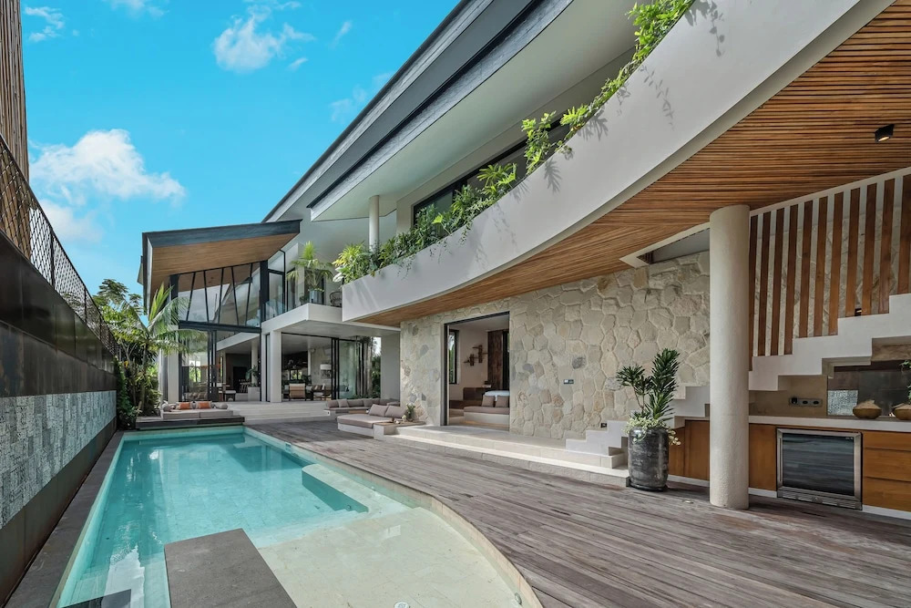 The Line - 5BR Luxury Villa with Cinema & Hot Tub in Umalas