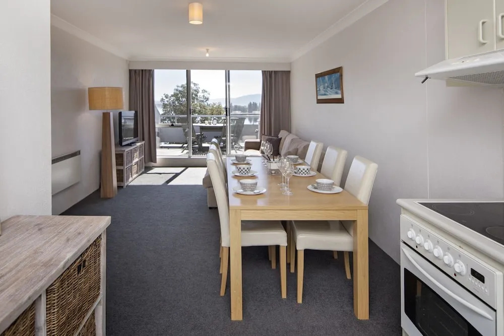 Horizons 420 Lake Jindabyne Waterfront
