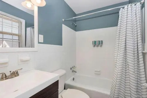 Bay Breeze Sailboat Suite (1 bed/1 bath condo with cabanas, fire pits, and pier)