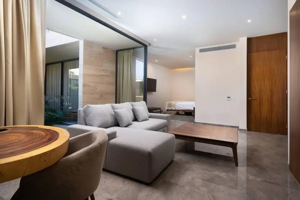 Light Filled And Stylish Studio Private Balcony Pool View Free Shuttle to the Beach Club Gym