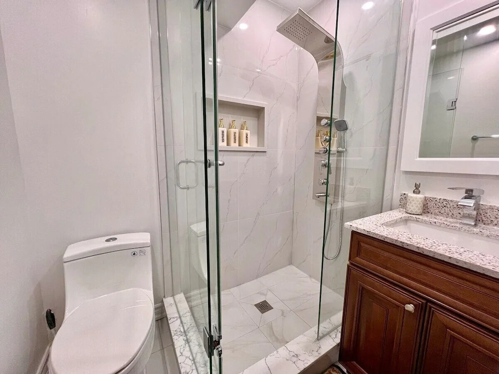 Cozy Home Near Transit & Hillcrest Mall with Free Parking