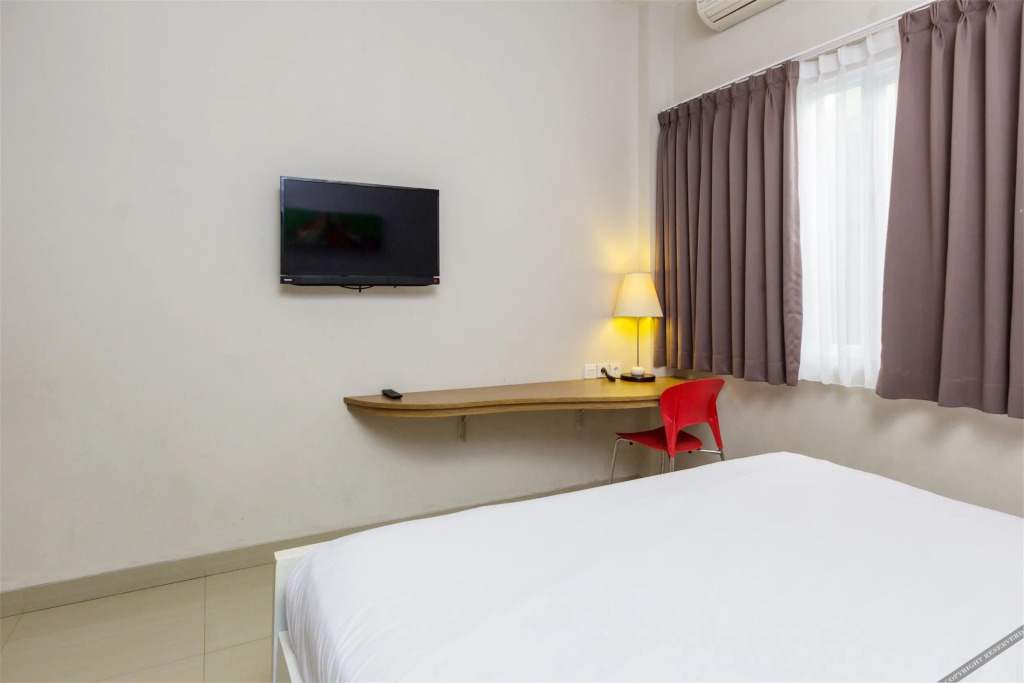 RedDoorz Plus @ Gunung Salak Street