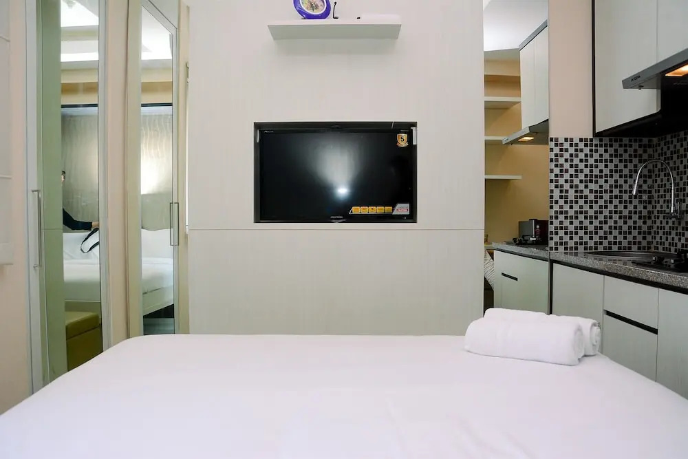 Fancy and Nice Studio at Green Pramuka City Apartment By Travelio
