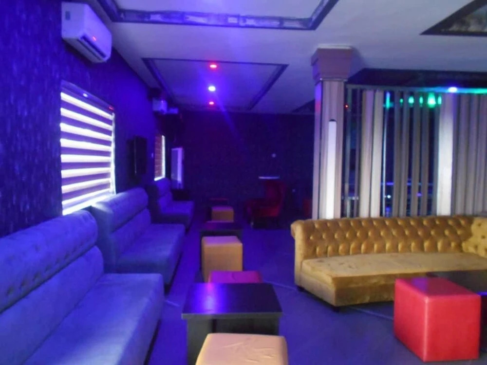 Exquisite Homes2 Hotel & Lounge
