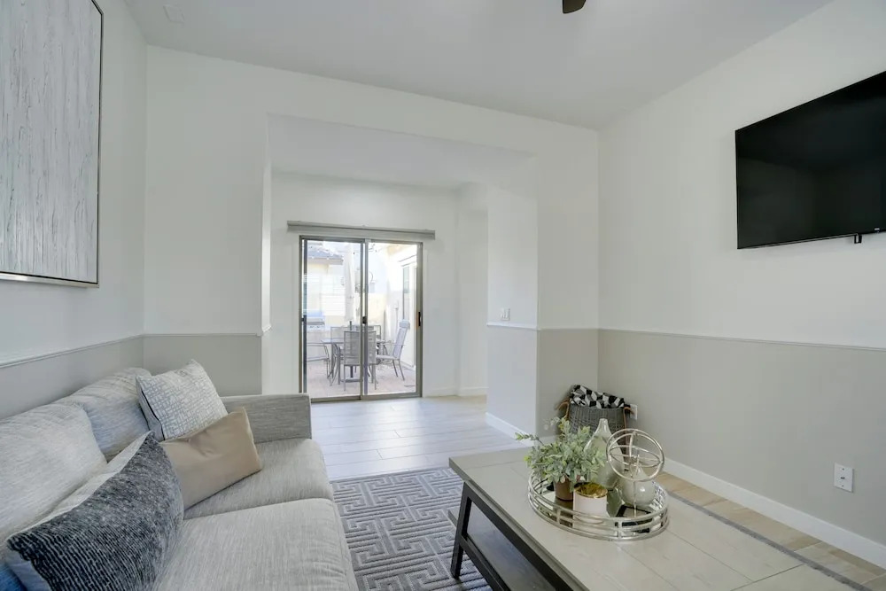 Bright Goodyear Home: Community Pool, Hot Tub