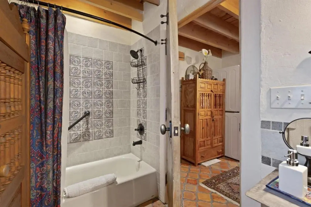 2 Bedroom - In Railyard, 10 Min. Walk to Plaza - Desert Breeze