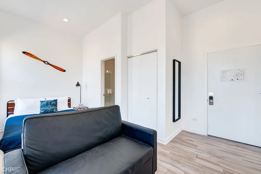 Wind Down After A Long Day In The Windy City - Full Kitchen, Spa Bath, Comfy Bed - 747 Lofts Cabin 202 by RedAwning