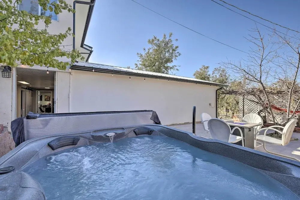 On-site Trails! Hot Tub Hideaway in Zion Area