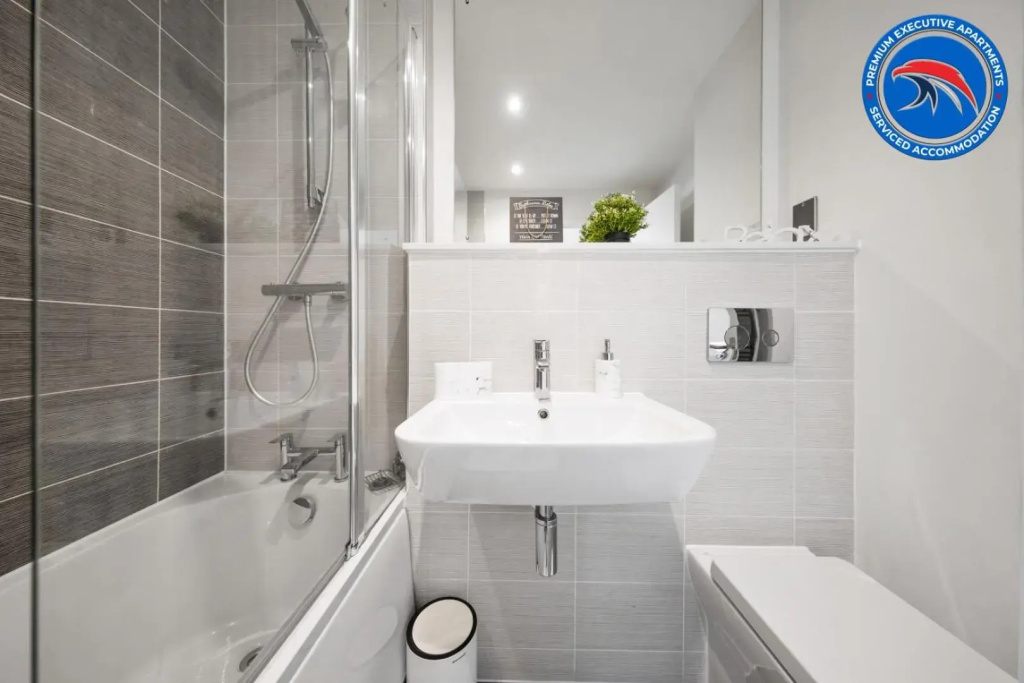 LONG STAYS - 30 AND 15 PERCENT OFF MONTHLY & WEEKLY STAYS, PERFECT FOR BUSINESS, FAMILIES, RELOCATIONS AND LEISURE- Book Today at Premium Executive Serviced Apartments - Birmingham City Center - WestGate, 1 Bed Apt, FREE WI-FI