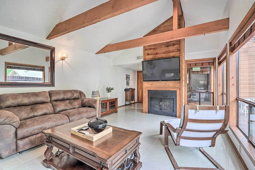 Bryan Home w/ Deck & Yard ~ 4 Mi to Texas A & M!