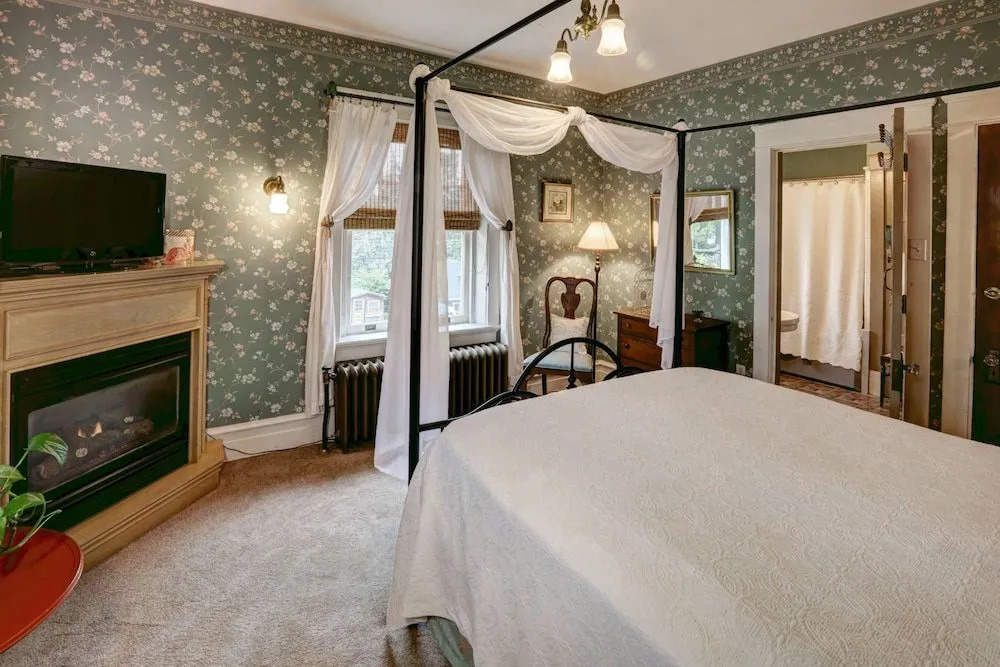 Olde Square Inn Bed and Breakfast