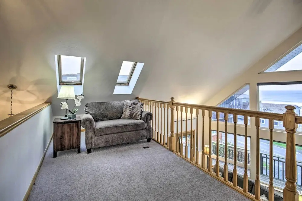 Logan Road Lookout, Lincoln City Home w/ Game Room