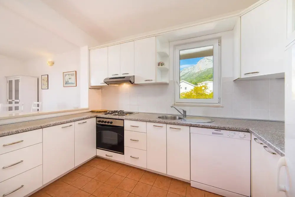 Stunning 3-bedroom Apartment in Gradac