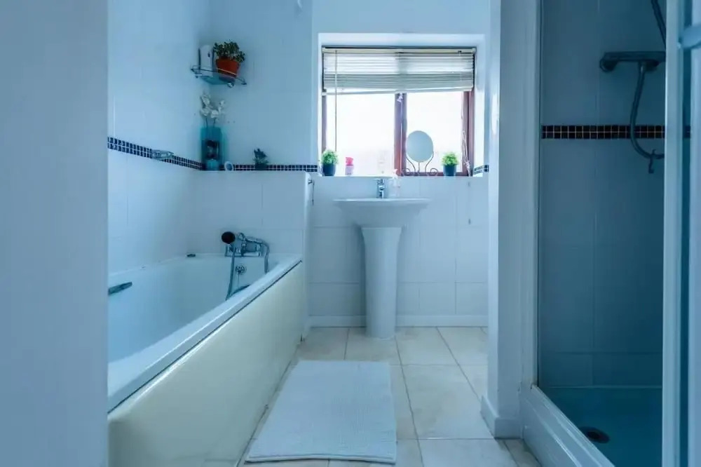 10 Guests - 5 Bedrooms - Free Parking - Lux House
