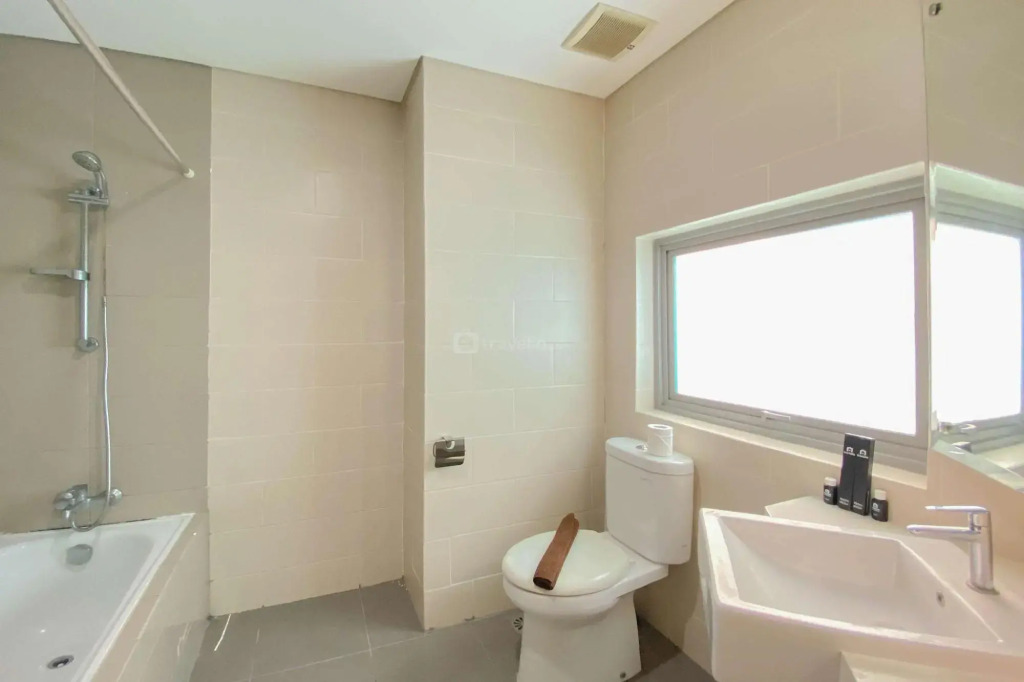 Apt Pejaten Park 2 BR Luas dgn Swim Pool & Netflix