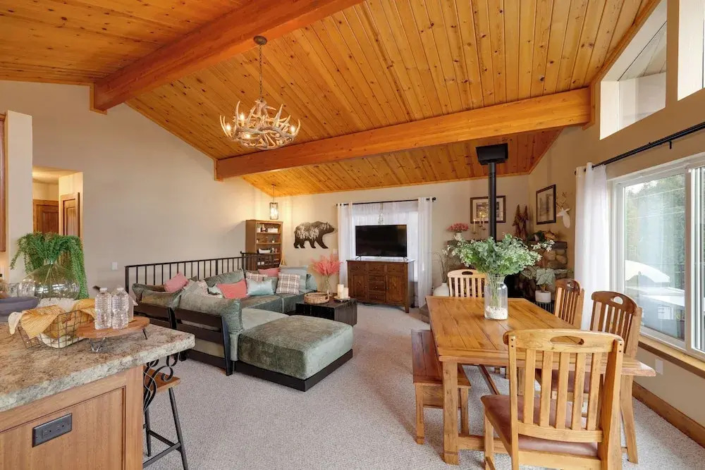 Hot Tub + Scenic Views: Luxury Twain Harte Cabin